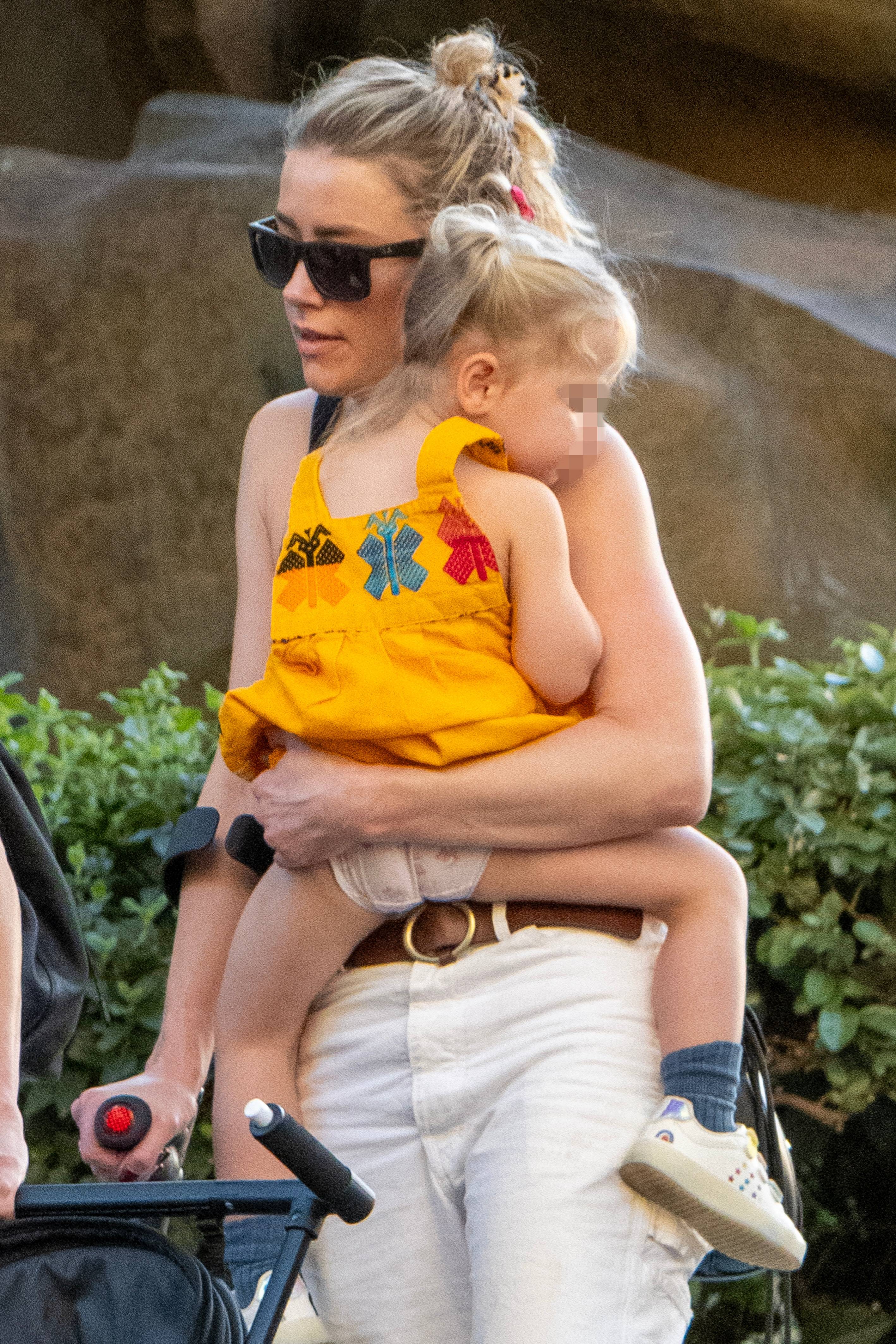 Amber Heard holding her daughter