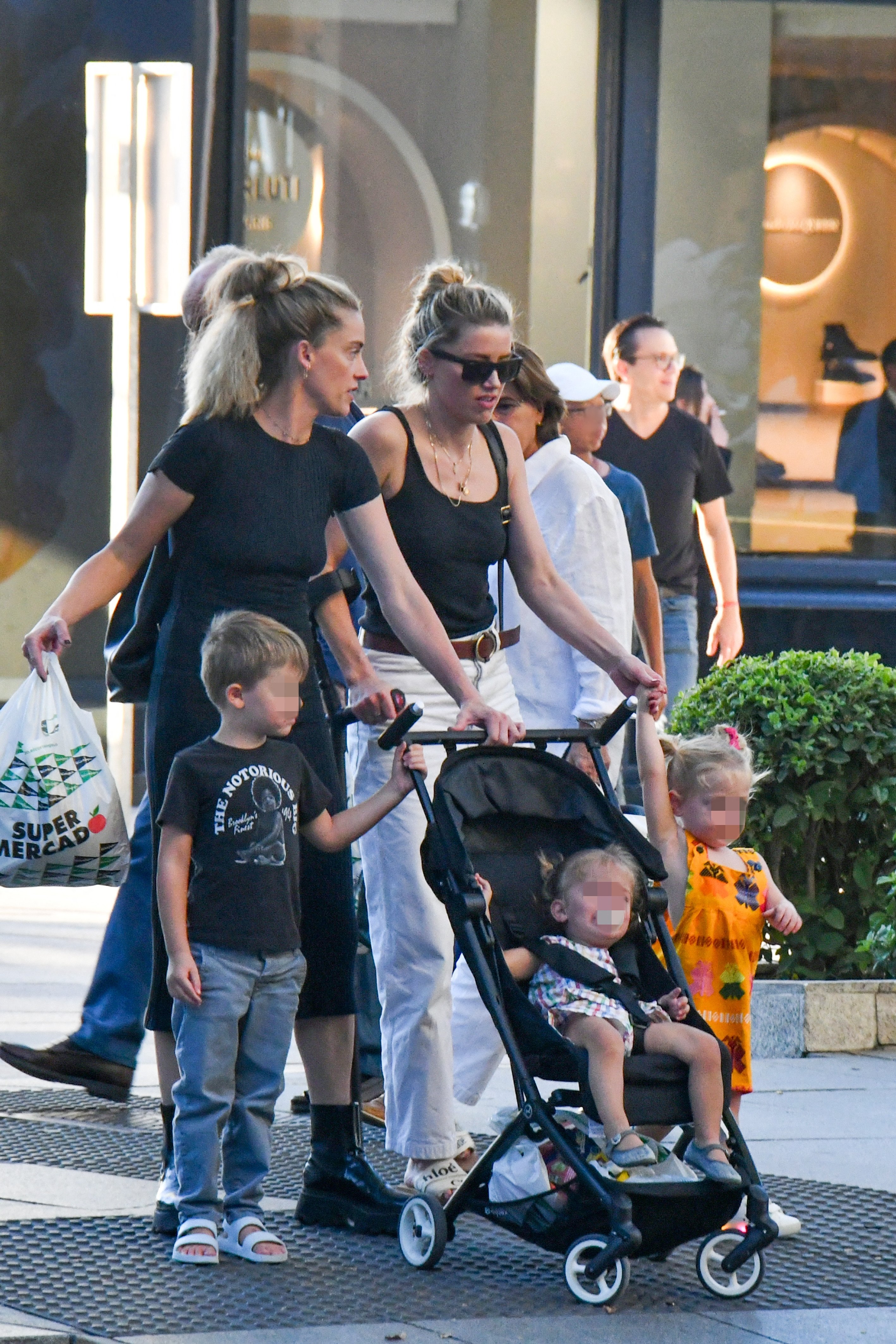 Amber Heard walking with her daughter and sister
